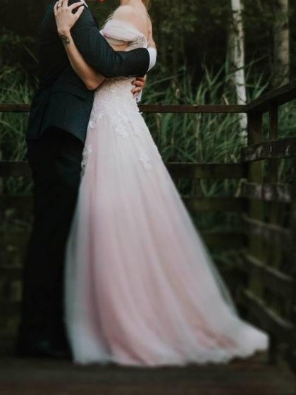 Orygnialna pudrowo-różowa suknia ślubna, perły