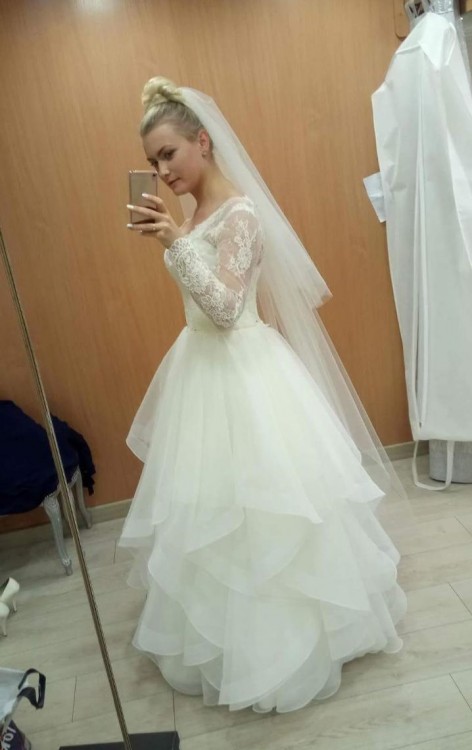 Suknia ślubna falbany