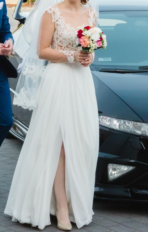 Piękna lekka suknia ślubna