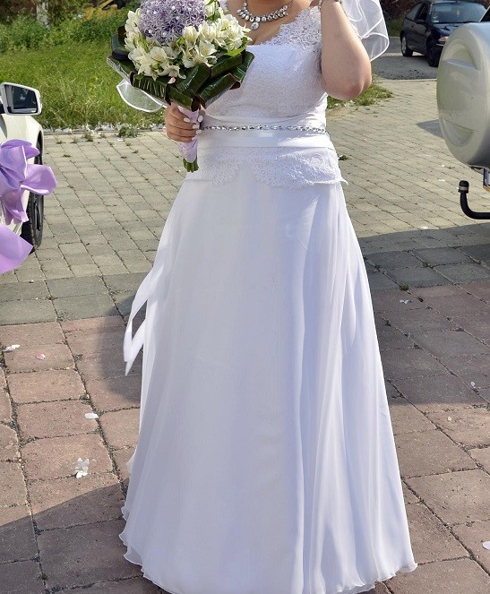 Suknia ślubna - rozmiar 44-46 (z piękną koronką i paskiem)