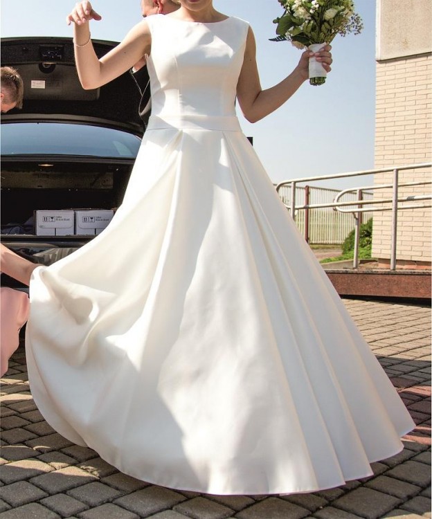 Klasyczna suknia w kolorze śmietankowym