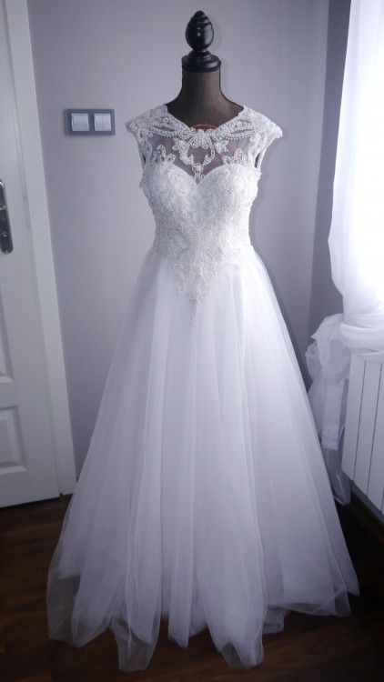 Gorsetowa suknia z perełkami i kryształami Swarovskiego