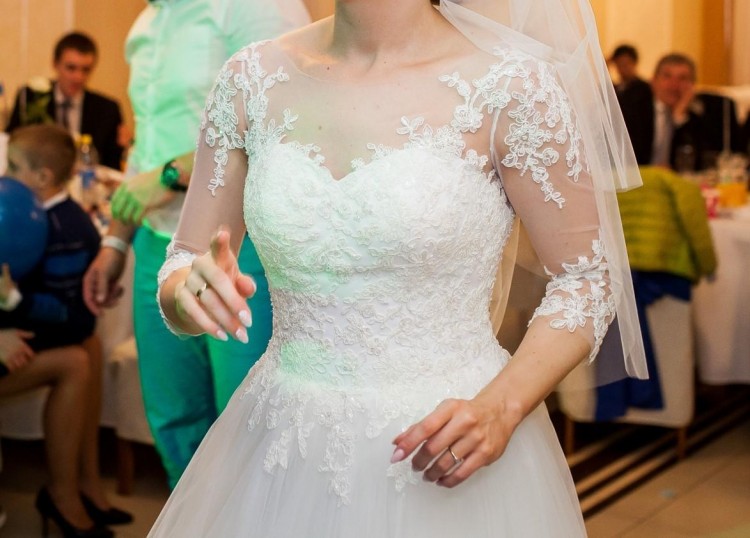 Suknia ślubna ecru z górą z koronki rękawek 3/4