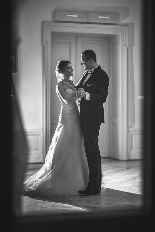 Piękna sukienka z długim trenem