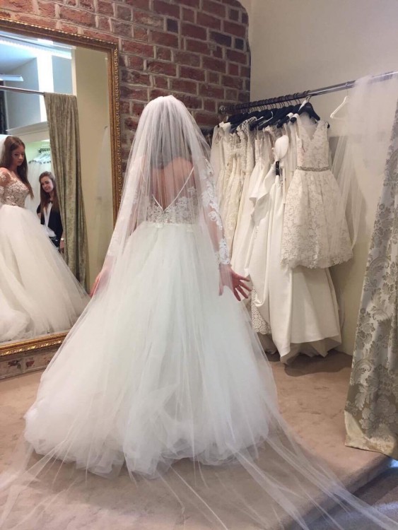 Suknia ślubna z długim rękawem, trenem i welonem   36 S