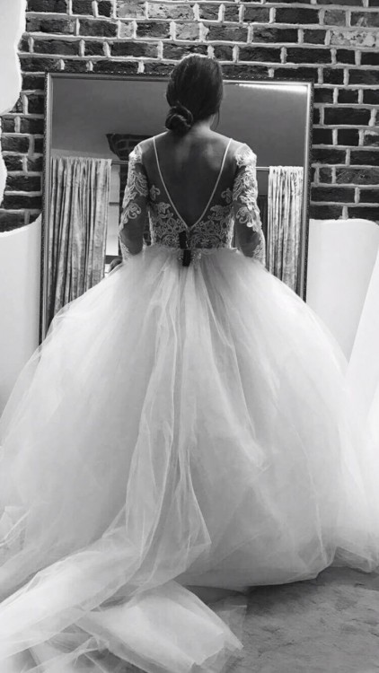 Suknia ślubna z długim rękawem, trenem i welonem 36 S