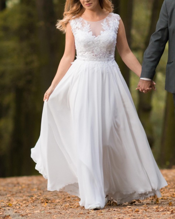 Suknia ślubna z odkrytymi plecami