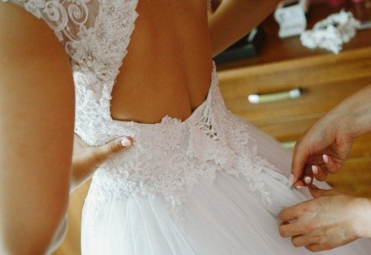 Biała suknia ślubna