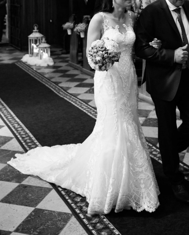 Suknia ślubna z trenem