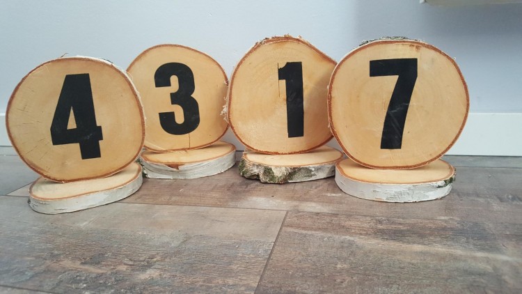 Numery drewniane numerki na stół weselny