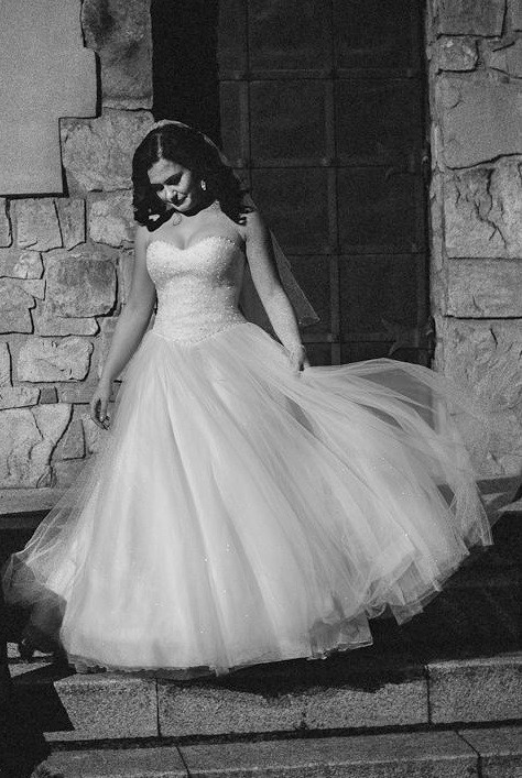 Piękna suknia wyszywana kryształkami SWAROVSKIEGO