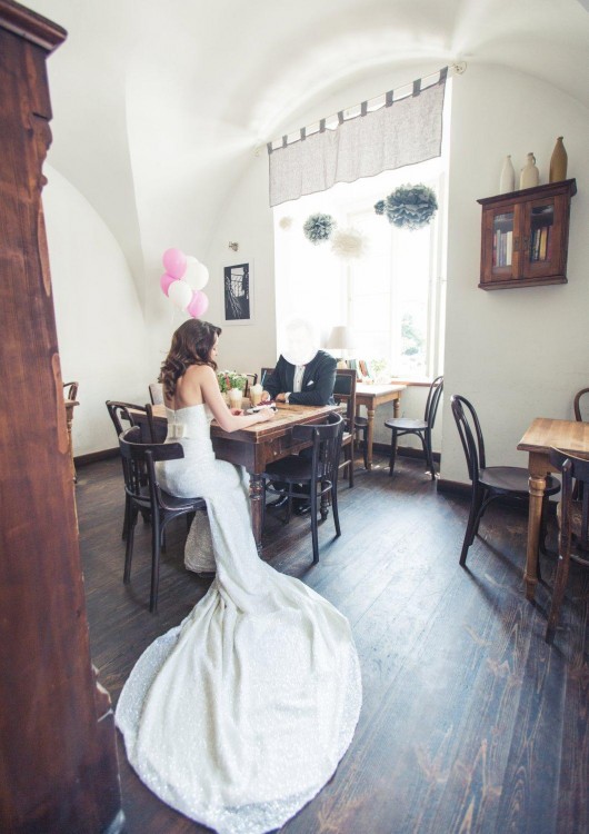 Piękna suknia pokryta cekinami z długim trenem