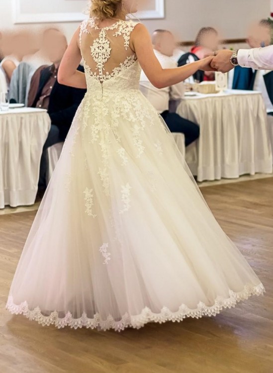 Piękna suknia ślubna, salon