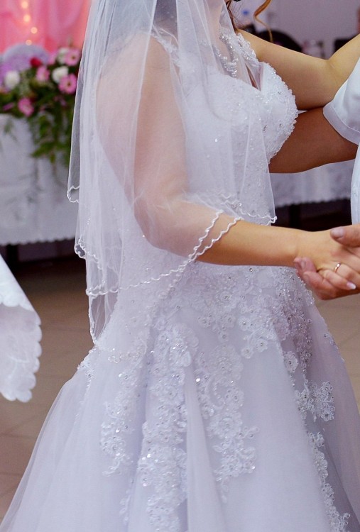 Śnieżnobiała suknia ślubna regulowana gorsetem