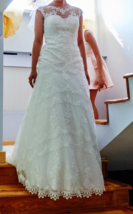 KORONKOWA SUKNIA ŚLUBNA Z DEKOLTEM NA PLECACH