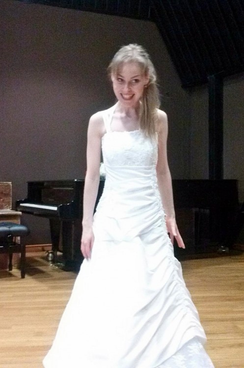 Nowa suknia ślubna użyta 2 razy podczas spektaklu.