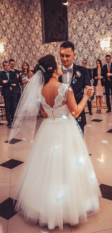 Koronkowa suknia ślubna