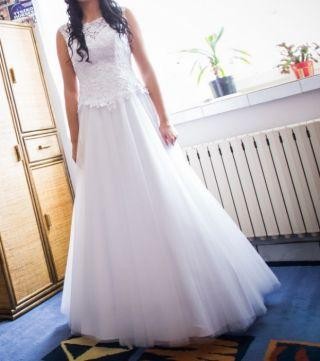 Piękna suknia ślubna z koronkową górą