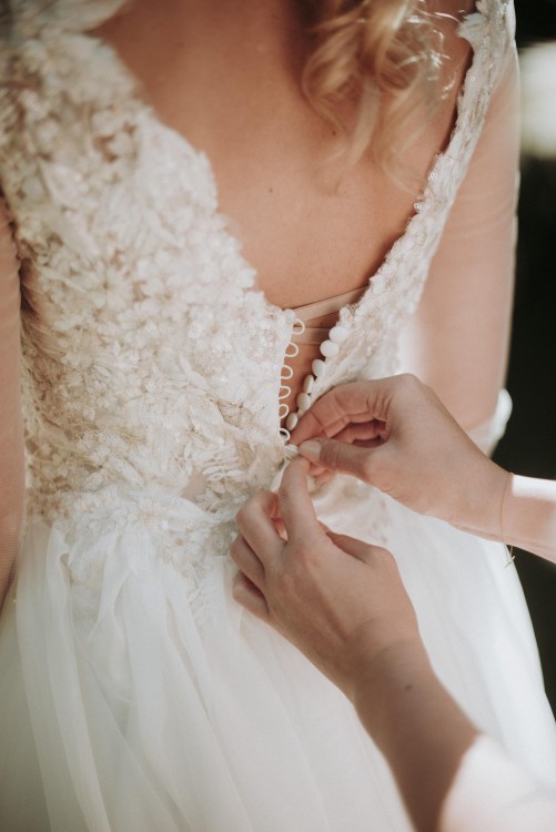 Suknia ślubna, lekka, zwiewna, koronka, odkryte plecy