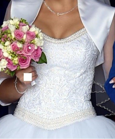 Śnieżnobiała suknia ślubna+dodatki - czeka właśnie na Ciebie