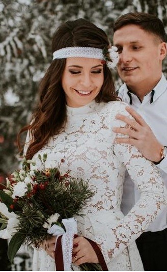 Krótka, koronkowa suknia ślubna