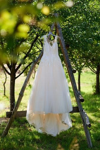 Suknia literka A na duży biust kolor Champanage