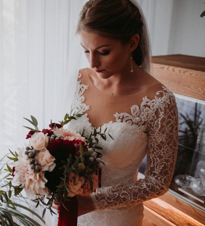 Suknia Ślubna - Koronkowa