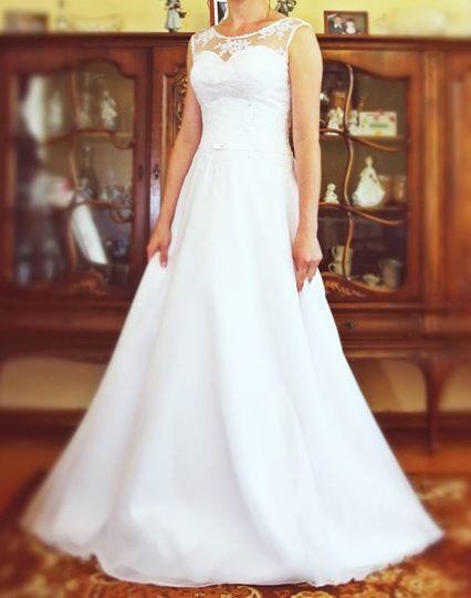 Biała suknia ślubna