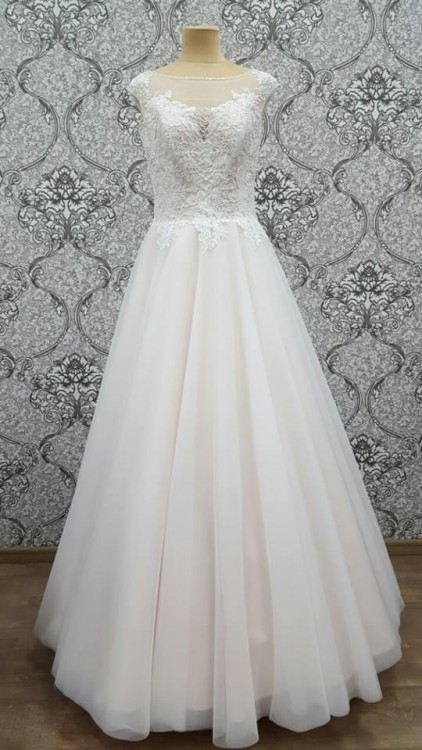 Delikatna suknia ślubna