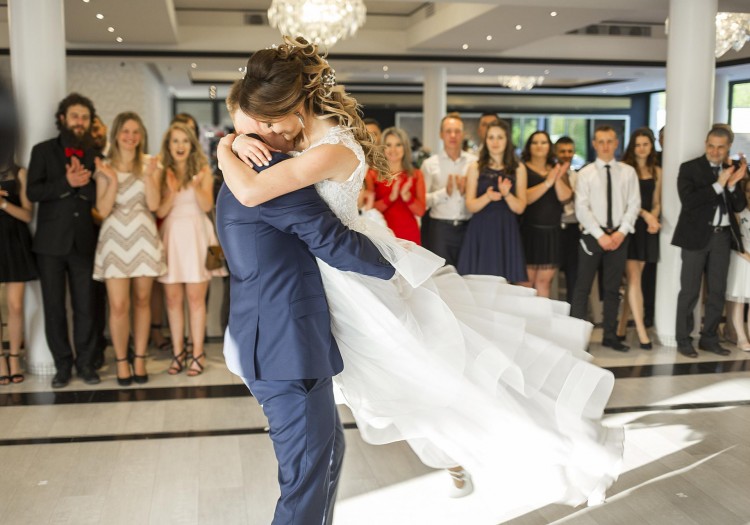 suknia ślubna w dwóch wersjach