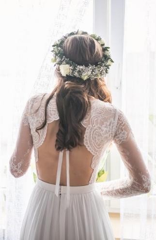 Śliczna suknia ślubna z dekoltem na plecach SABE