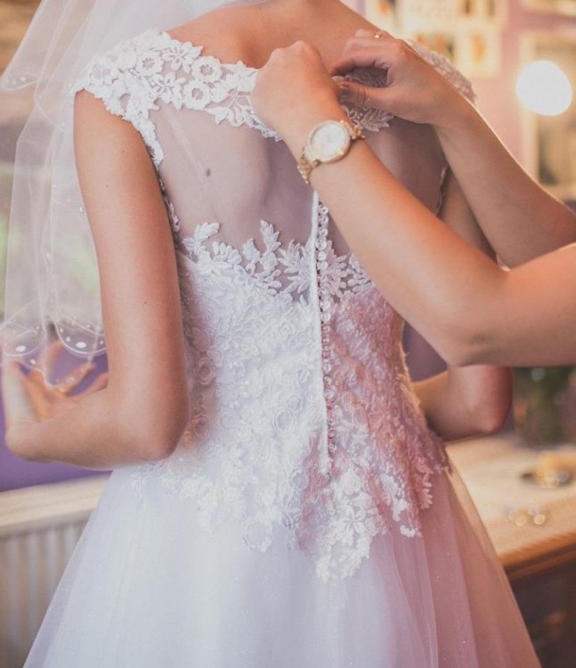 Śnieżnobiała suknia ślubna