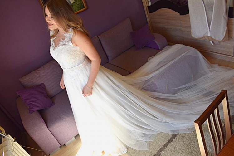 Nowa suknia ślubna z trenem