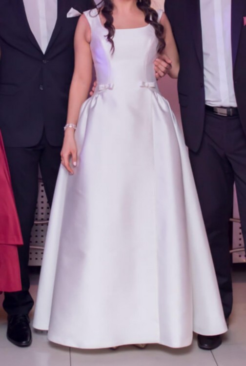 Suknia ślubna gładka w stylu Meghan Markle