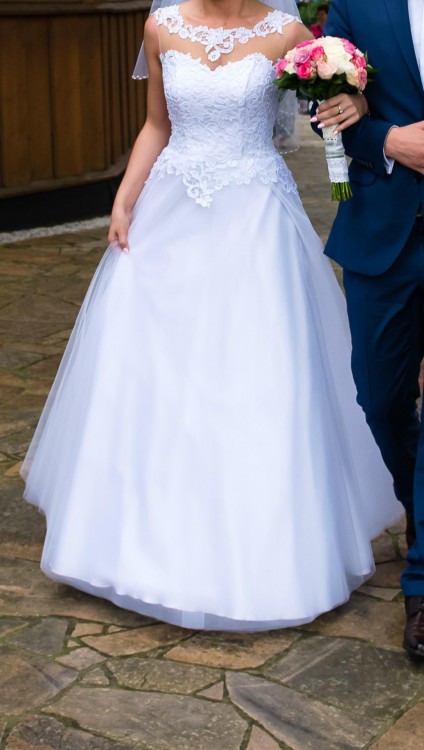 Piękna i elegancka suknia ślubna