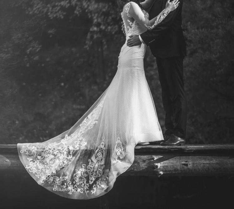 Suknia ślubna z trenem rozm. 36