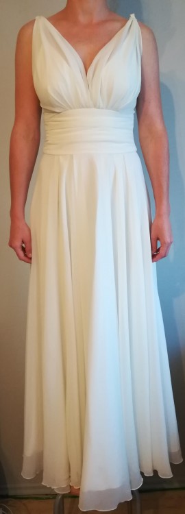 Prosta, posągowa suknia ecru; Suknia na poprawiny