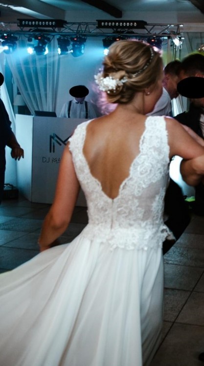 Piękna, delikatna suknia ślubna z odkrytymi plecami