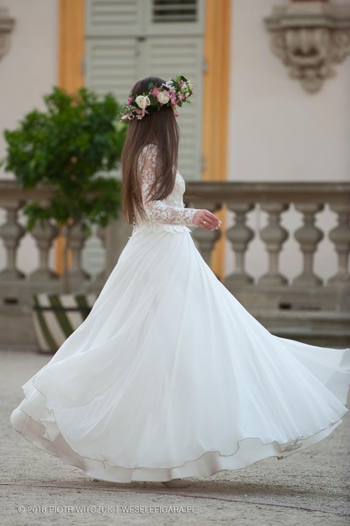 Romantyczna, zwiewna suknia ślubna długi rękaw