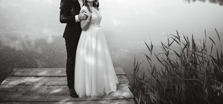 Suknia ślubna z bolerkiem i ozdobą do włośów