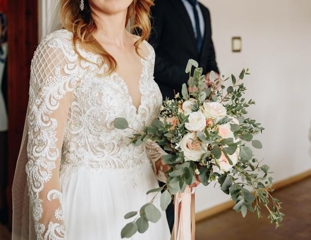 Suknia ślubna z długim rękawem.  163 cm + 7,5 cm. Rozm. 36