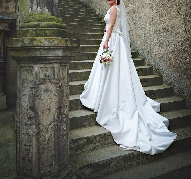 Elegancka suknia ślubna