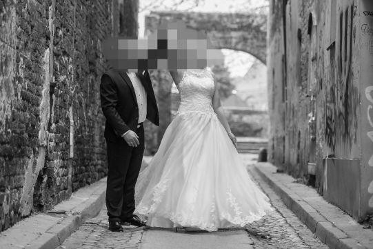 Suknia ślubna z koronką, żakiet + welon