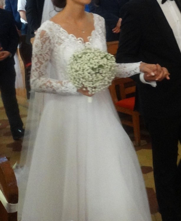 Sukienka ślubna z długim rękawem i esami floresami