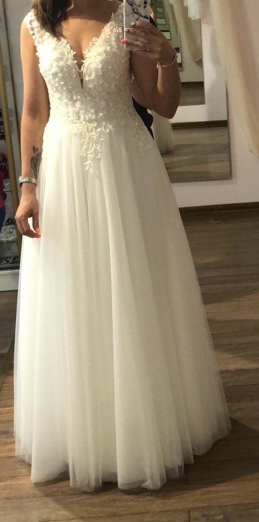 Biała suknia z trójwymiarowymi zdobieniami