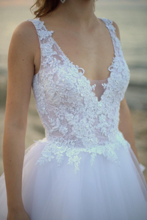 Delikatna suknia ślubna, dekolt V, odkryte plecy