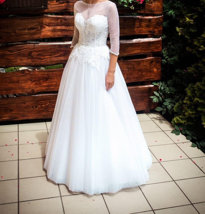 Piękna rozkloszowana biała suknia ślubna z haftami brokat