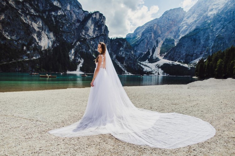 Suknia ślubna z welonem i trenem!