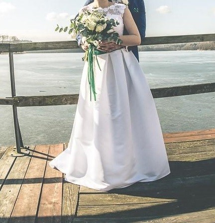 Suknia ślubna ze szmaragdowym pasem satynowy dół