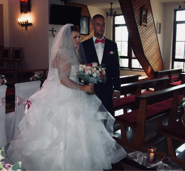 Sprzedam suknie ślubną z falbanami